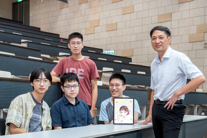 王道維教授(右一)帶領團隊成員:歐予恩(左一)、何基廷(左二)、洪顥耘(左三)、李謙睿(左四)開發清華大學AI虛擬助教
