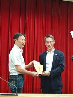 王道維教授(左一)獲得國立清華大學第一屆社會實踐優良教師。
